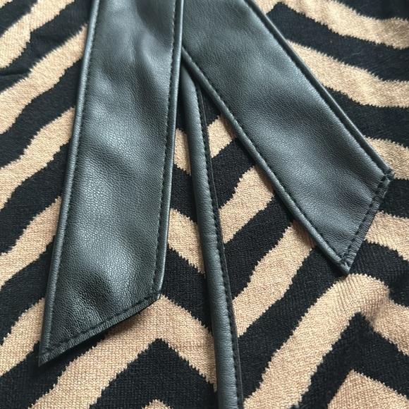 🆕 Tahari Open Belted Cardigan Jacket Black Brown Chevron Pattern Size Medium - Picture 15 of 17